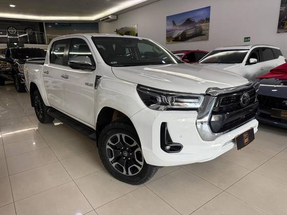 TOYOTA HILUX 2.8 D-4D TURBO DIESEL CD SRX 4X4 AUTOMÁTICO